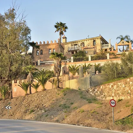 וילה The Castle On The Hill!